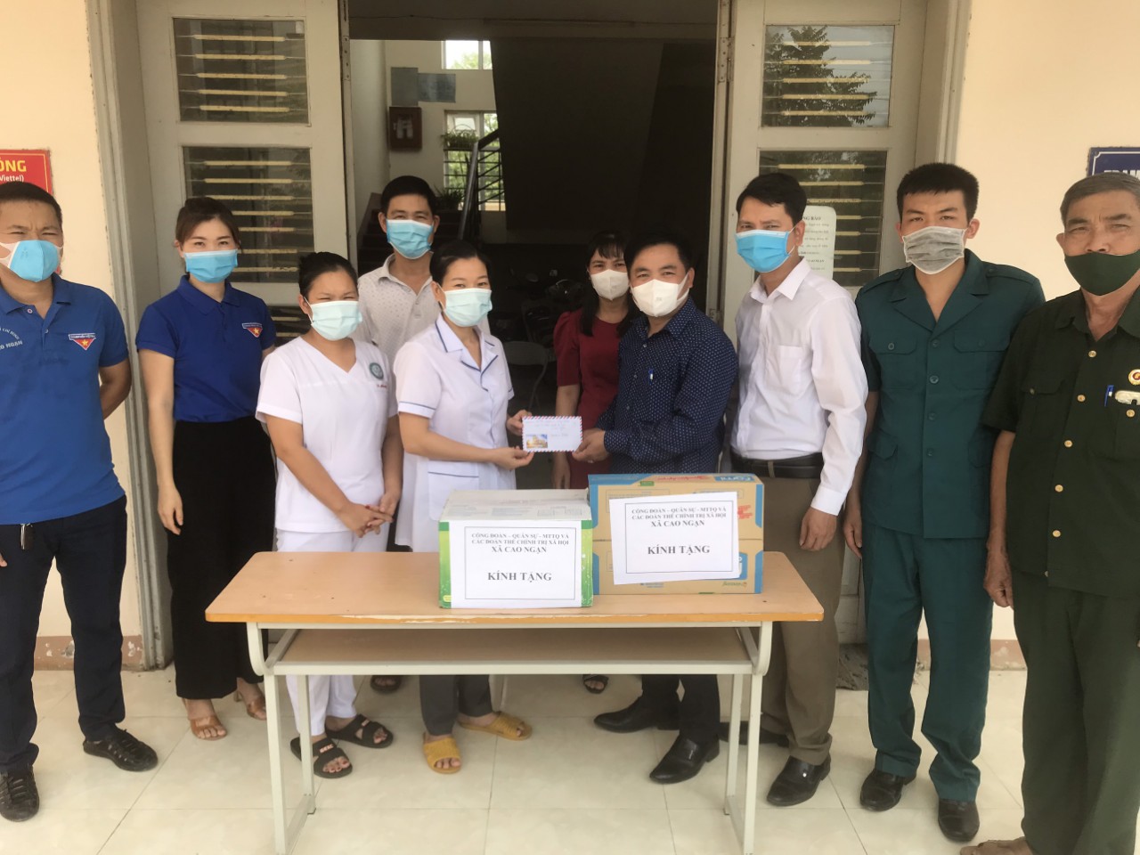 Lãnh đạo Đảng ủy, HĐND, UBND xã và các Đoàn thể chính trị xã Cao Ngạn thăm hỏi động viên và tặng quà cán bộ trạm y tế xã Cao Ngạn